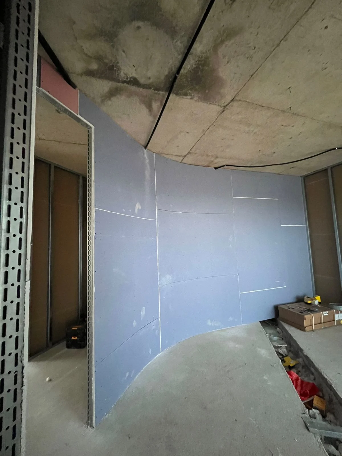 Curved gypsum wall