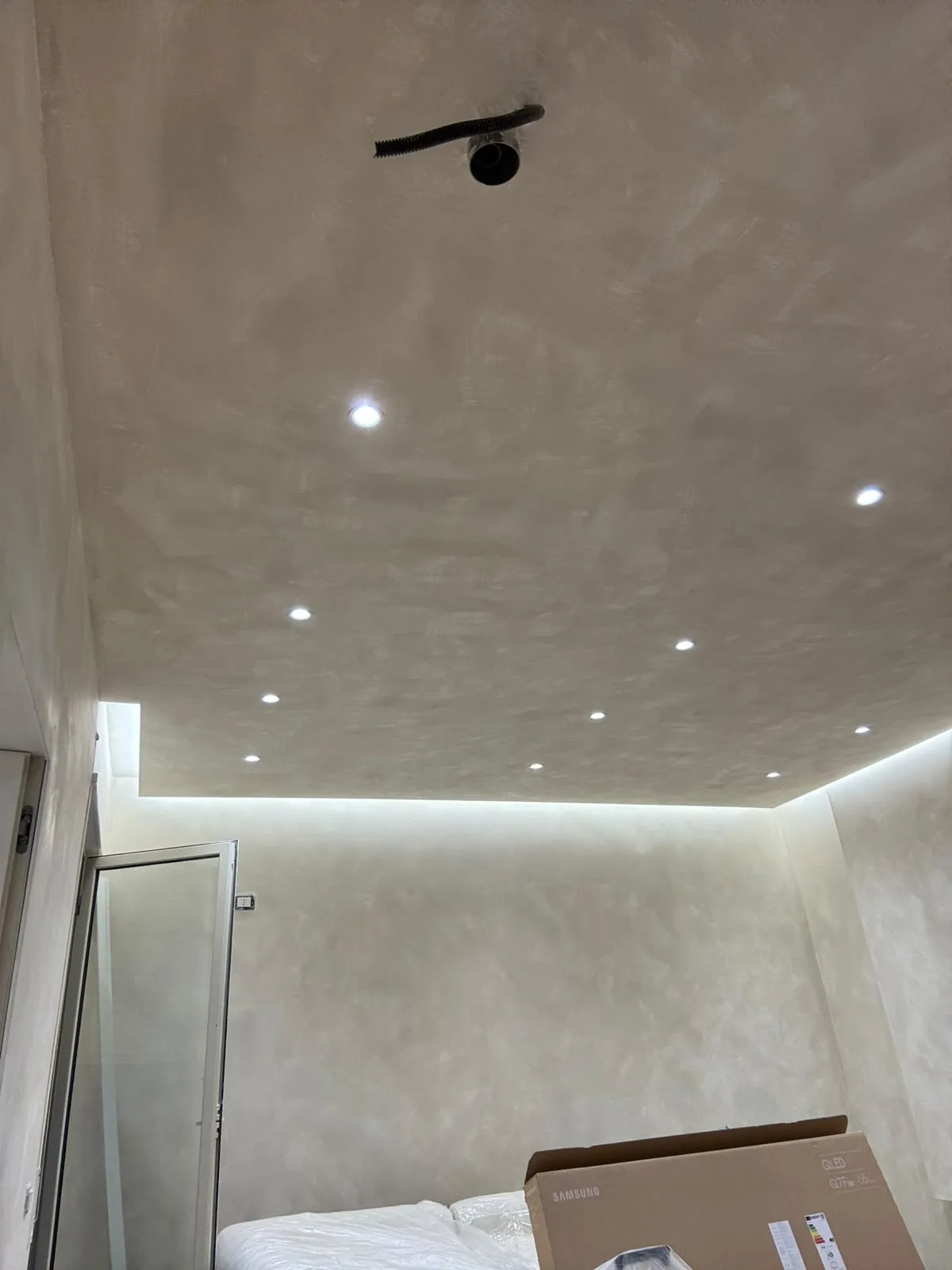 Suspended gypsum ceiling with LED lighting by Torra Gips